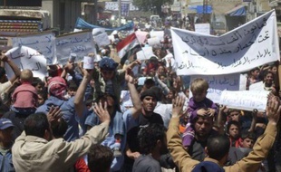 Des manifestants défilent dans les rues de Nawa, près de Deraa, en Syrie, le 27 avril 2011.