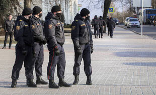 La police empêche une manifestation contre le régime au Belarus le 25 mars 2021, à Minsk