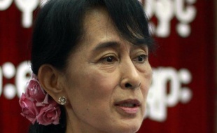 M. Obama a également assuré jeudi l'opposante birmane Aung San Suu Kyi du soutien indéfectible des Etats-Unis. "Nous nous tiendrons toujours à vos côtés", écrit-il dans la lettre rendu public par la délégation américaine, soulignant qu'il "admire depuis longtemps le combat courageux et sans relâche pour la démocratie" de celle qui a reçu comme lui le prix Nobel de la paix.