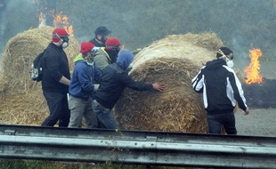 Manifestation contre l'écotaxe le 26 octobre 2013 à Pont-de-Buis en Bretagne.