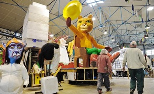 Les carnavaliers continuent de travailler à la réalisation des chars et grosses têtes.