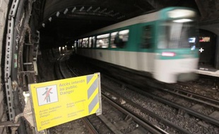 Un homme armé d'un pistolet automatique a été interpellé vendredi peu après 09h30 dans le tunnel entre les stations Saint-Denis Basilique et Université de la ligne 13 du métro parisien après avoir menacé les voyageurs