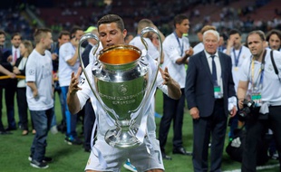 Ronaldo soulève sa coupette.