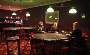 La salle de poker du casino de Gujan-Mestras jouit d'une « réputation nationale ».