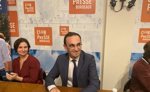 Le candidat LREM aux municipales à Bordeaux Thomas Cazenave, ici avec sa conseillère mobilités Véronique Lajoie.