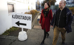 Des électeurs islandais se rendent aux urnes à Reykjavik, le 28 octobre 2017.