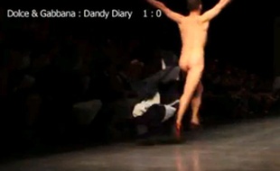 Un streaker a fait un passage remarqué lors du défilé de haute couture de la marque italienne Dolce & Gabbana, le samedi 22 juin 2013