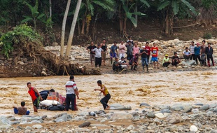 Les inondations qui ont frappé la région de Jakarta ont fait au moins 23 morts.