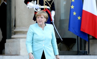 La Chancelière allemande Angela Merkel devant l'Elysée le lundi 6 juillet 2015 après la réunion avec François Hollande sur la Grèce.