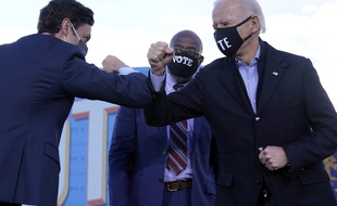 Jon Ossoff et Raphael Warnock, aux côtés de Joe Biden.