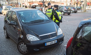 Contrôles de police dans le cadre de la circulation alternée, le 23 mars 2015 à Paris.