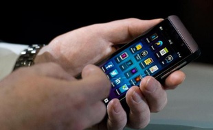 Le canadien BlackBerry amorce un nouveau virage stratégique en confiant au spécialiste taïwanais Foxconn la fabrication de ses futurs smartphones, une annonce survenue vendredi, en même temps que celle d'une perte record de 4,4 milliards de dollars cet automne.