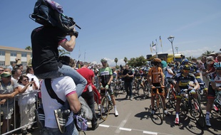 Un cameraman filme le peloton du Tour de France 2013, en Corse.