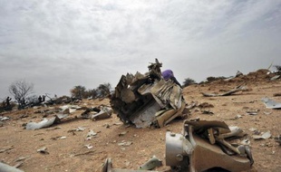 Les débris de l'avion d'Air Algérie, le 26 juillet 2014 qui s'est ecrasé au sol dans la région de Gossi au Mali