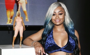 Blac Chyna et la poupée à son effigie au MVA Studio, le 17 août 2017, à Los Angeles.