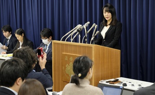 La ministre de la Justice japonaise, Masako Mori, à Tokyo lors d'une conférence de presse, le 25 décembre 2016, sur la condamnation à mort de Wei Wei.
