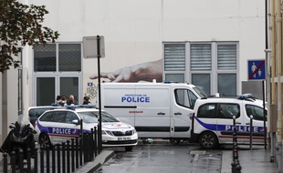 Intervention des forces de l'ordre près des anciens bureaux du journal satirique Charlie Hebdo après une attaque à l'arme blanche, à Paris, le 25 septembre 2020.