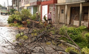 Poursuivant sa route vers le Nord après avoir provoqué la mort de 21 personnes, une à la Jamaïque, 9 à Haïti et onze à Cuba, Sandy se trouvait, à 03H00 GMT dans la nuit de jeudi à vendredi, à 25 kilomètres au nord-est de l'île d'Eleuthera aux Bahamas.