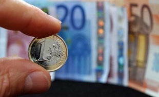 Les taux normal et intermédiaire de la taxe sur la valeur ajoutée (TVA) vont augmenter au 1er janvier, une mesure décidée il y a un an au nom de la compétitivité des entreprises mais qui est contestée en période de baisse du pouvoir d'achat.
