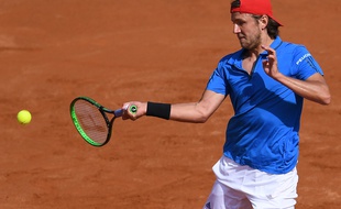 Lucas Pouille face à Andreas Seppi lors du premier simple du quart de finale de Coupe Davis opposant l'Italie à la France, à Gênes, le vendredi 6 avril.