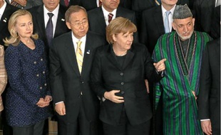 Hillary Clinton, Ban Ki-moon, Angela Merkel et Hamid Karzai, hier à Bonn (de g. à dr.).