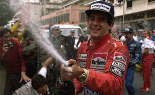 Ayrton Senna fête sa victoire au Grand Prix de Monaco, le 12 mai 1990.
