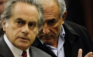Dominique Strauss-Kahn (à droite) avec son avocat (à gauche) Benjamin Brafman, au tribunal de Manhattan le 16 mai 2011 à New York.