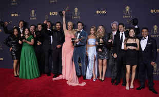 L'équipe de la série Ted Lasso pose après avoir été récompénsée aux Emmy Awards le 20 septembre 2021