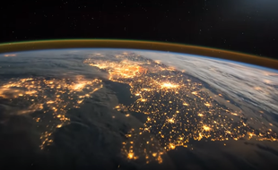 L'astronaute britannique Tim Peake a partagé, ce 17 février 2015, sur Twitter une vidéo prise de nuit alors qu'il survolait l'Europe à bord de l'ISS.