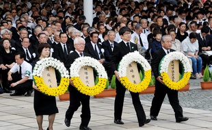 Le maire de Nagasaki Tomihisa Taue (2e en partant de la dr.) lors de la commémoration du bombardement de 1945, le 9 août 2017.