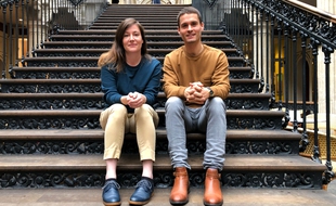 Lola Moy et Romain Durand, co-fondateurs de la marque Ankore qu'ils portent sur le dos.