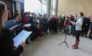 La chorale l'Arrach'Choeur, dont Bartek faisait partie, lui rend hommage dans le hall du Patio à l'université de Strasbourg, le 16 janvier 2019.