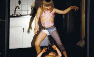 «Klara et Edda faisant la danse du ventre», de Nan Goldin.