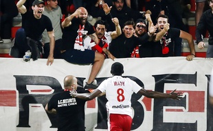 Des supporters d'Ajaccio célèbrent leur qualification pour les barrages (illustration).