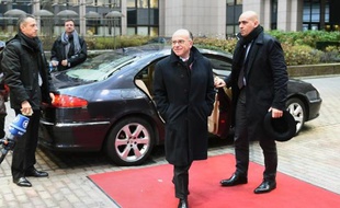 Le ministre français de l'Intérieur Bernard Cazeneuve arrive le 5 décembre à une réunion au Conseil européen à Bruxelles