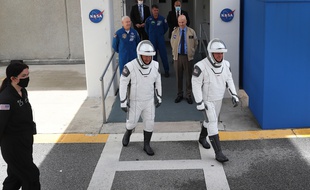 Les astronautes Doug Hurley et Bob Behnken se dirigent vers la fusée Falcon 9 à Cape Canaveral, le 27 mai 2020.