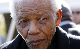 L'ancien président sud africain Nelson Mandela, 94 ans, a été de nouveau hospitalisé samedi pour une infection pulmonaire, dans un état "préoccupant mais stable", a annoncé la présidence.