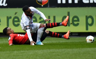 Alexandre Lacazette, ici taclé par Mexer, a manqué un penalty face au Stade Rennais.