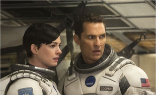 Anne Hathaway et Matthew McConaughey dans Interstellar