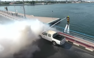 A Dubaï, les pompiers sont désormais équipés du dispositif Dolphin, soit un jet ski assorti d'un flyboard. Un package unique au monde.