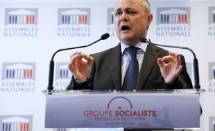 Le président du groupe socialiste à l'Assemblée nationale Bruno Le Roux a vivement critiqué lundi la "faute politique" des écologistes après l'élimination au premier tour du PS dans la troisième circonscription du Lot-et-Garonne laissant la place à un duel entre l'UMP et le Front national.
