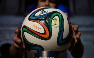 Le ballon de la Coupe du monde 2014, Brazuca, lors de sa présentation le 3 décembre 2013.