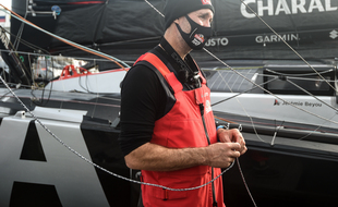 Jérémie Beyou est de retour aux Sables d'Olonne pour réparer les dégâts sur son bateau après un début de Vendée Globe difficile, le 14 novembre 2020.