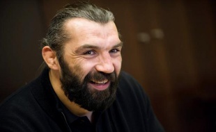 Sébastien Chabal, l'ancien deuxième ligne international, a annoncé vendredi dans le quotidien Le Progrès avoir signé pour deux ans au Lyon OU, actuellement dernier du Top 14