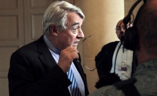 Claude Goasguen, député-maire UMP du XVIe arrondissement de Paris, théâtre d'incidents lundi soir liés à la célébration du titre du PSG, a demandé au ministre de l'Intérieur Manuel Valls d'"assumer" sa responsabilité, à ses yeux "totale", et de démissionner.