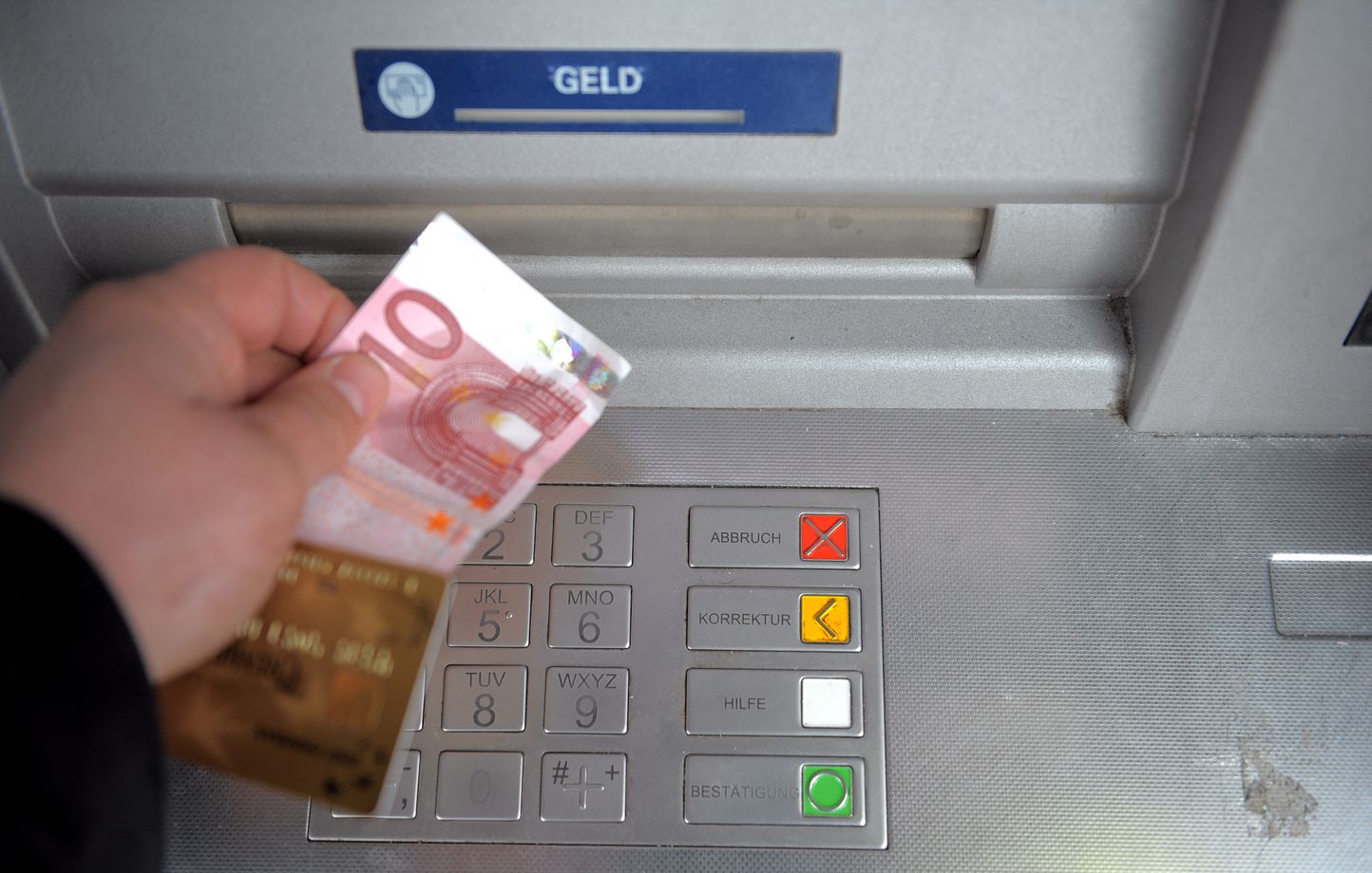 Les distributeurs automatiques de billets de moins en moins nombreux, la Banque de France rassure