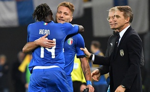 A gauche, Kean, à droite Mancini