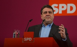 Le chef du parti social-démocrate allemand SPD, Sigmar Gabriel, a pris la défense de François Hollande dans un entretien publié dimanche où il estime que le président français ne peut pas "rattraper 20 ans de désindustrialisation en 12 mois".