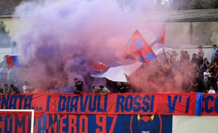 Des supporters du GFC Ajaccio lors du match de Ligue 1 contre Angers au stade Ange-Casanova, le 22 août 2015.