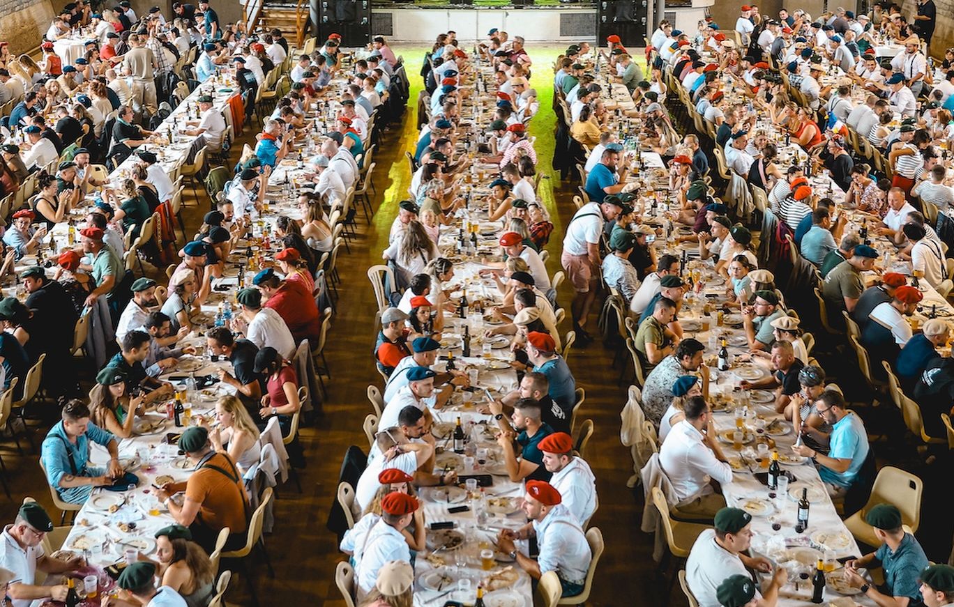 Rennes : « On fait juste la fête », se défendent les organisateurs du  banquet taxé d'extrême droite qui fait polémique